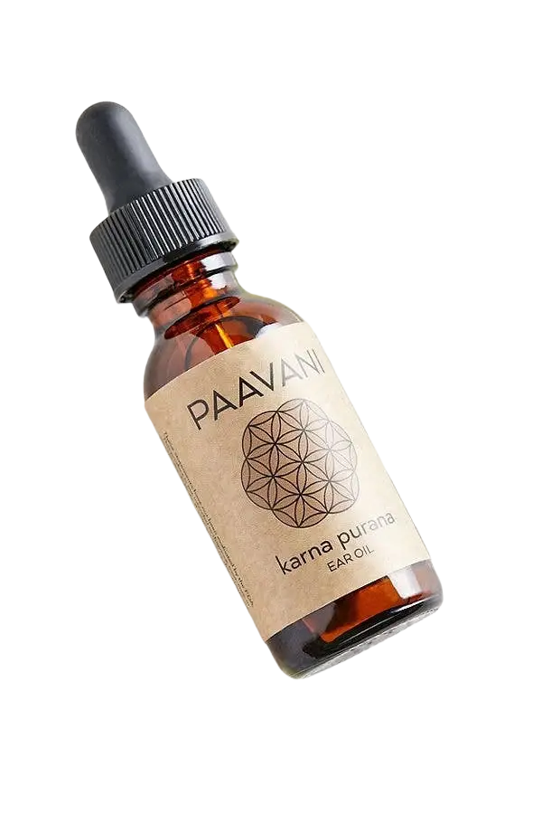 Gesicht mit Flasche Karna Purana Ayurveda Ohrenöl gegen Trockenheit und Unbehagen, von PAAVANI Ayurveda, Nahaufnahme