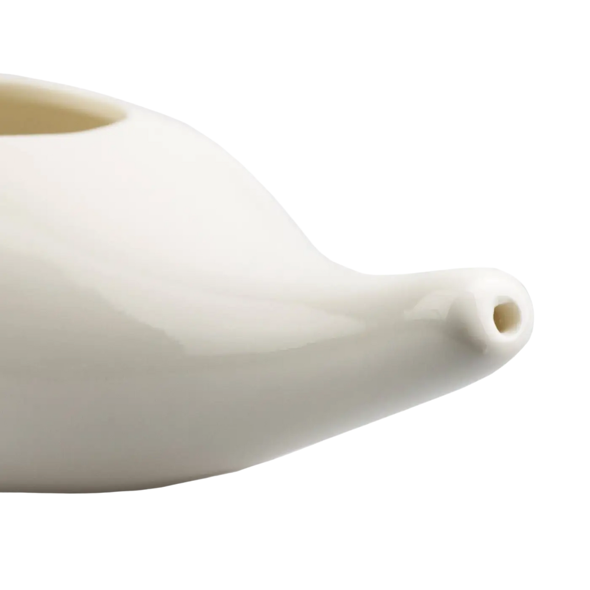 Gesicht mit cremefarbener keramischer Nasenspülkanne von Myga Eco, ideal für Nasenreinigung und Atemgesundheit