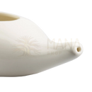Keramischer nasaler neti pot nasenspülkanne in creme mit glatter glänzender oberfläche und schlankem ausguss