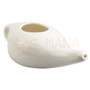 Creamfarbene keramische nasaler neti pot nasenspülkanne mit glatter glänzender oberfläche und rundem griff
