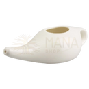 Creamfarbene keramische nasaler neti pot nasenspülkanne mit glatter glänzender oberfläche und kleinem griff