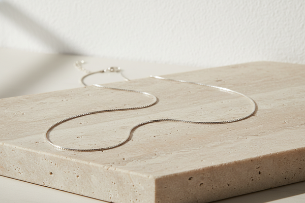 Kette aus 925er-Sterlingsilber – 60 cm Eleganz für jeden Stil
Schlichte Eleganz &amp; edle Qualität

Diese 60 cm lange Kette aus echtem 925er-Sterlingsilber überzeugt durch ihr zurückhaltendes Design und die hochwertige Verarbeitung. Sie eignet sich perfekt als dezenter Begleiter für spirituelle Anhänger, Edelsteine oder auch solo getragen als edles Schmuckstück im Alltag.

Mit einem Gewicht von ca. 6 g und einer Kettenstärke von 1–2 mm liegt sie angenehm auf der Haut und bietet zugleich Stabilität und Flex