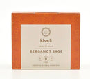 Natürliche Körperseife mit Bergamotte und Salbei von Khadi, 100g, zeigt die Seifenstück mit ätherischen Ölen und grüner Verpackung