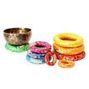 Ein bronzener tibetischer klangschale auf einem grünen gestickten singing bowl cushion von mana shop