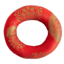 Roter klangschalendonut aus gewebtem stoff mit goldfarbenen blumen- und punktemustern für singing bowl nutzen