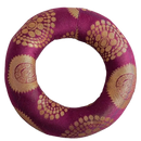Kreisförmiges plush klingschalendonut aus tiefrotem stoff mit goldenen floralen mustern für singing bowl