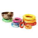 Bronze tibetische singing bowl liegt auf grün besticktem klangschalendonut kissen für klangschalen