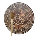 Kleine schamanentrommel mit schlägel aus dunklem braun mit gold creamfarbenen norse runen und triquetra design im mana shop