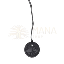 Kleiner schwarzer schungit-anhaenger mit eingraviertem lebensbaumdesign an schwarzem band von mana shop