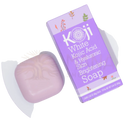 Ein lavendelfarbener koji white aufhellende seife mit kojisäure und hyaluronsäure neben lila verpackung mit floralen mustern