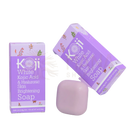 Ein weiches lavendelfarbenes koji white aufhellende seife mit kojisäure und hyaluronsäure in lila blumiger verpackung