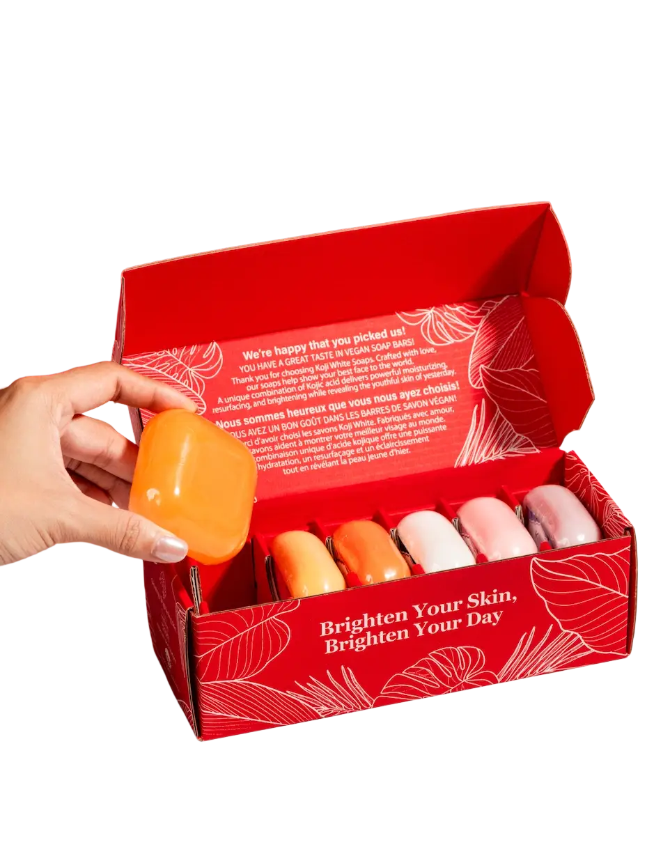 Koji White Geschenk-Set mit hautaufhellender Kojisäure-Seife, Hand, inklusive Seifenstück und Verpackung.
