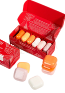Ein set bunter quadratischer veganer koji white soap seifen in roter box mit blattmustern als koji white gift set