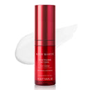 Eine rote Flasche Koji White Koffein-Retinol-Augenserum vor weißem Hintergrund mit einem Abstrich des weißen Produkts.