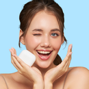 Koji White Gesichtshautaufhellungsseife mit Kojic-Säure und Glutathion, sichtbare Seifenstück auf weißem Hintergrund