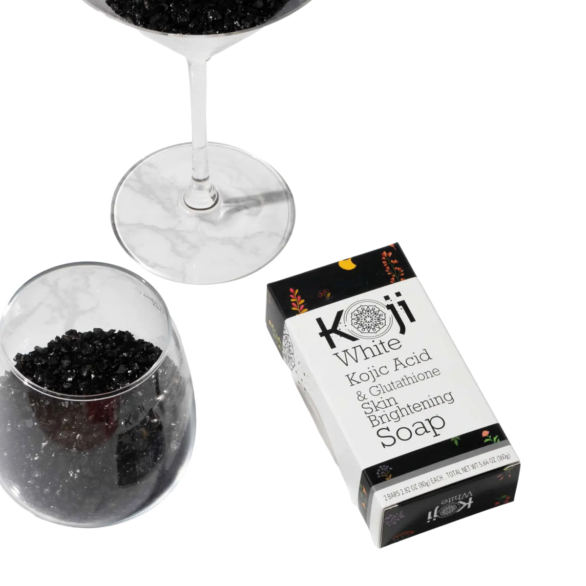 Gesichtshautaufhellungsseife von Koji White mit Kojic-Säure und Glutathion, liegt auf einer weißen Oberfläche.