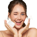 Eine weiße rechteckige kojic-säure seife koji white wird sanft in den händen einer frau gehalten geeignet für hautaufhellung