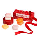 Koji white kojic-säure seifen in pink und weiß auf rotem ständer mit passendem geschenkset verpackung