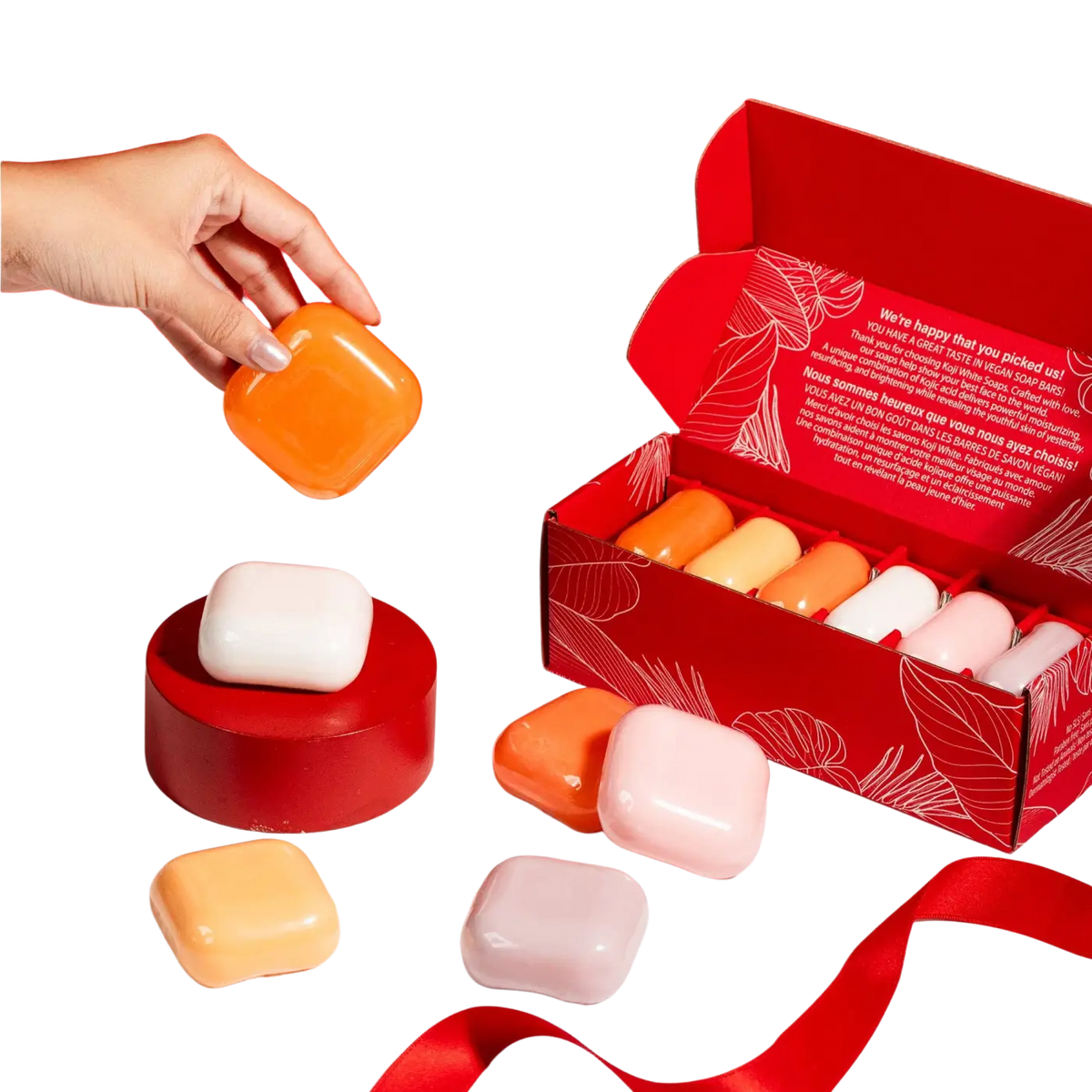 Seifengeschenkset mit 6 weißen Kojic White Seifen zur hautaufhellenden Pflege, ohne Werbung oder Preise.