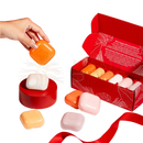 Orange veganer koji white seifenriegel mit kojic-säure in glänzendem quadratischem geschenksetkasten