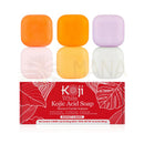 Sechs quadratische koji white kojic acid seifen in pastellfarben im roten geschenkset mit weißen blättern