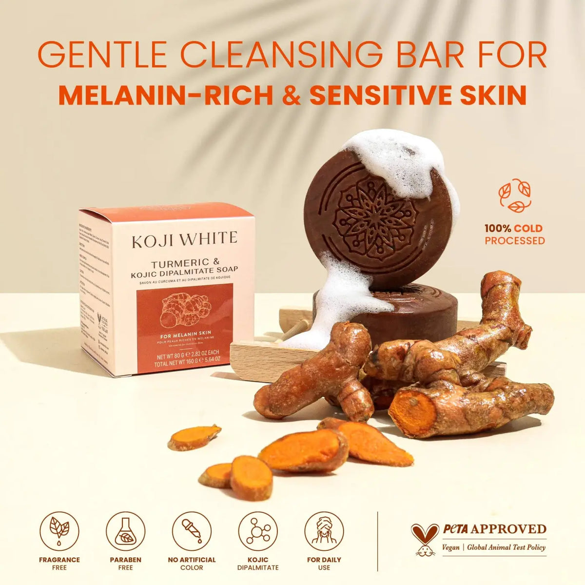 Dunkelbraune, runde Koji White Kurkuma & Kojic Dipalmitate Seife mit natürlichen Inhaltsstoffen und schimmernder Oberfläche.