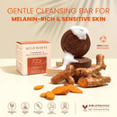 Dunkelbraune, runde Koji White Kurkuma & Kojic Dipalmitate Seife mit natürlichen Inhaltsstoffen und schimmernder Oberfläche.
