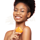 Hand hält orangefarbene reine hautaufhellende seife von koji white mit kojisäure mana shop image to zoom