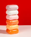 Koji White Geschenk-Set mit kojisäure Hautaufhellende Seife und Pflegeprodukte, weiße Verpackung, für klare Haut.