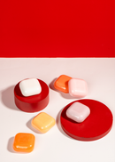 Koji White Geschenk-Set mit kojisäure-Hautaufhellungsseife und zusätzlicher Pflege, auf weißem Hintergrund, detailreiche Ansicht