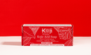 Koji White Geschenk-Set mit Seife, hautaufhellend durch Kojisäure, in stilvoller Verpackung auf weißem Hintergrund.