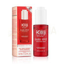 Rote glasflasche mit weißem pumpverschluss mit koji white serum zur aufhellung von dunklen flecken in eleganter verpackung