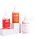Weiße pumpflaschen der koji white körperlotion mit kojic acid in rot-rosa etiketten neben roter geschenkbox