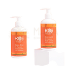 Zwei weiße pumpflaschen kojic acid koji white papaya körperlotion mit orangefarbenen etiketten und hautaufhellender wirkung