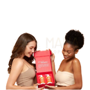 Rotes rechteckiges geschenkpaket mit zwei orangen pumpflaschen kojic acid koji white papaya körperlotion doppelpack 2x250 ml