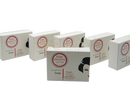 Weißes rechteckiges kojic original acid seifenpaket mit rotem logo und schwarzem silhouettenlogo für ebenmässigen teint von mana shop