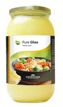 Ein klarer glasbehälter mit goldenem cosmoveda kokos ghee kokos- und butterfett 900g verfügbar bei mana