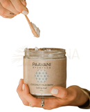 Ein klarer glasbehälter mit cocosmilchbad himalayan salt ayurvedisches kräuterbad von paavani ayurveda mit weißen badezusätzen