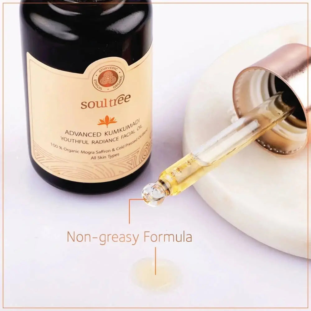 Kumkumadi Gesichtsöl von Ayurveda Specialist B.V., Ayurvedisches Schönheitsöl für strahlende, gepflegte Haut, Flasche mit Öl.