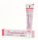 Kumkumadi Lepana Creme (15 g Tube) von Imis, präsentiert neben der passenden rosafarbenen Verpackung.