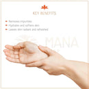 Ein paar hände halten sanft eine helle hand in einer beruhigenden geste kumkumadi cleansing oil von mana shop ayurveda specialist