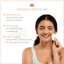 Weißer runder abschminkpad neben kumkumadi cleansing oil von mana shop ayurveda specialist zur porenverfeinerung