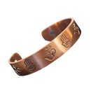 Kupferfarbenes offenes kupferarmband aus reinem material mit gravierten om und hamsa symbolen von mana shop