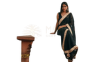 Schwarzer saree mit gold besticktem rand neben einem kupferbecher 300 ml reines kupfer tamra jal kupfergefäß für trinken