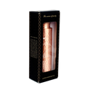 Eine kupferflasche mit gehämmerter ösenkappe in kupferfarbe liegt in einer schwarzen box mit goldrand