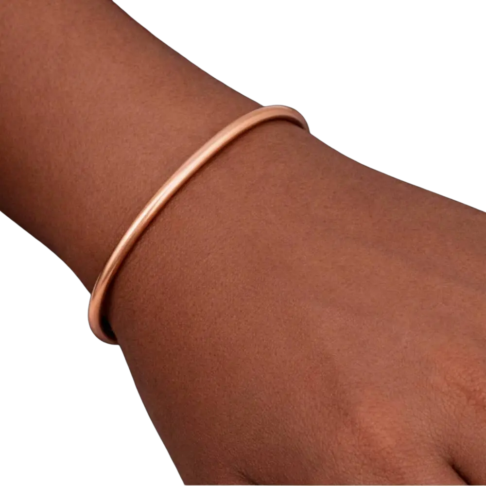 Kupfer-Klemmarmband für Herren, eleganter Armreif mit breitem Design, Ayurveda Specialist B.V. auf einem männlichen Handgelenk.