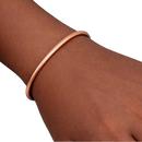 Kupfernes klemmarmband für breiteres handgelenk herren in elegantem, glattem roségold minimalistischem design