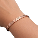 Kupfernes gesundheits-klemmarmband chakras in rosegold mit eingravierten chakra-symbolen aus reinem kupfer