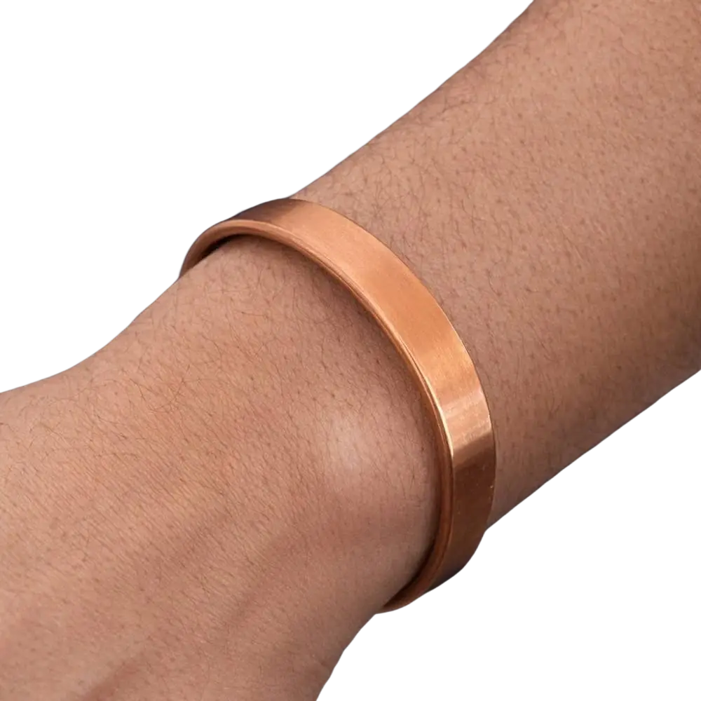 Glattes, poliertes kupfernes Gesundheits-Klemmarmband von Ayurveda Specialist B.V. mit zwei Armbändern, sichtbare Oberfläche