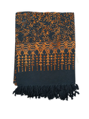 Dunkelnavy kupferranke lunghi sarong mit orange floralen mustern und schwarzem fransenabschluss von mana shop